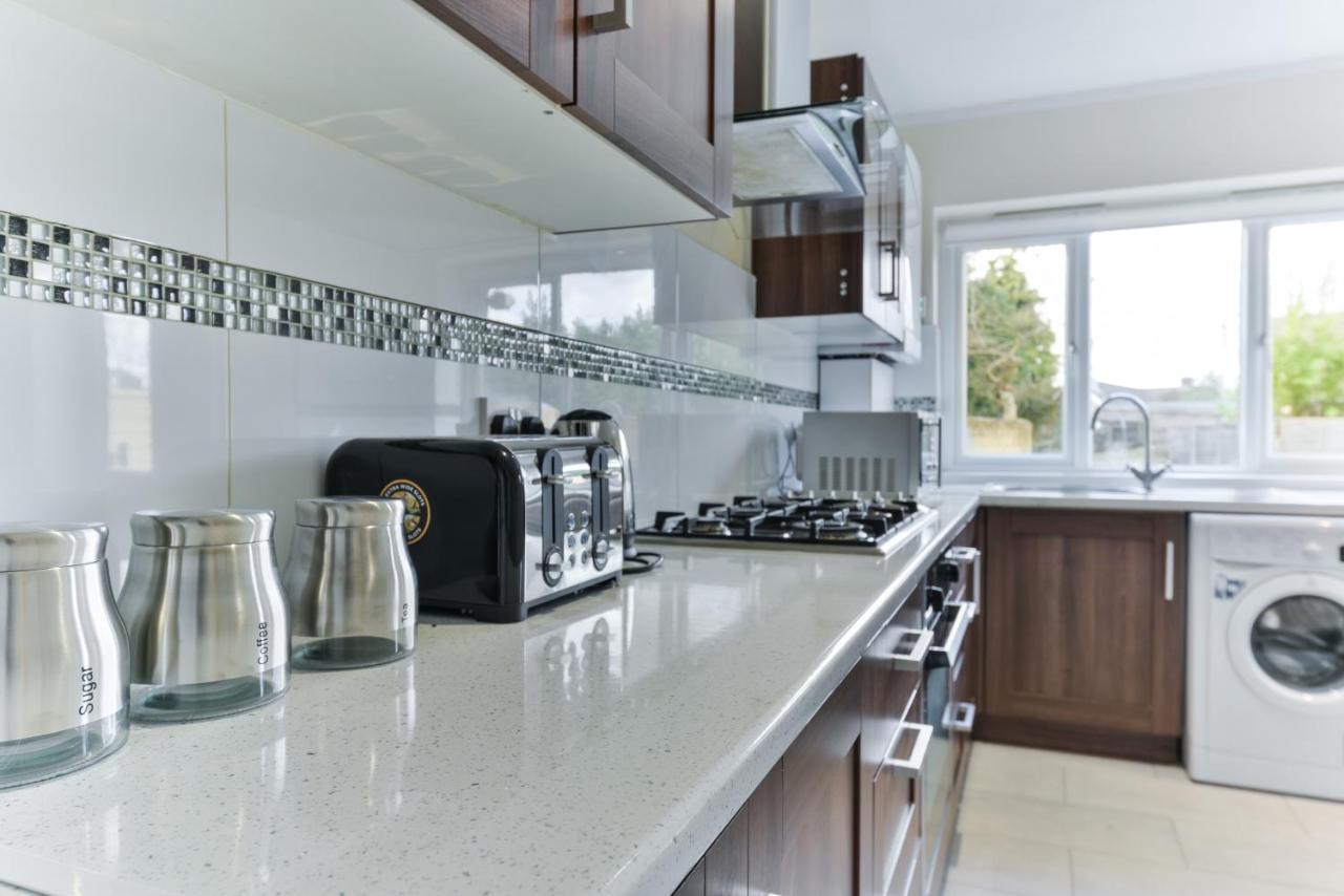 Royal Living Properties Villa Hillingdon Luaran gambar